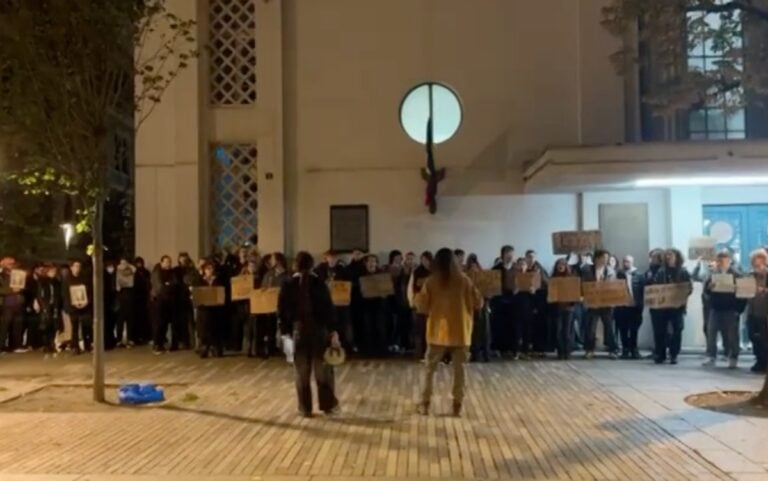 Ministrul Educației, pus la colț de studenți. David dă vina pe PLOAIE pentru refuzul de a discuta cu protestatarii. „Hai afară, fuga e ușoară!”