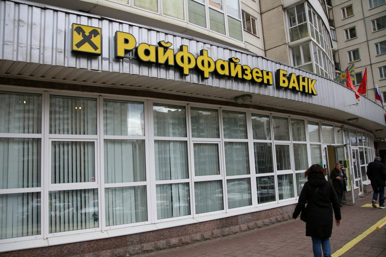 Raiffeisen NU poate ieși din piața rusă. Autoritățile de la Moscova se opun vânzării