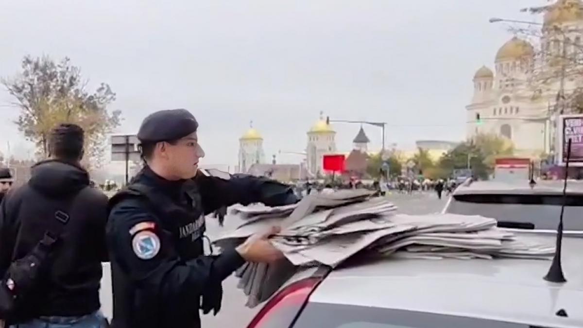 Bărbat reținut de jandarmi pentru că ar fi împărțit materiale cu caracter legionar pe Calea 13 Septembrie din Capitală, în timpul sfințirii Catedralei