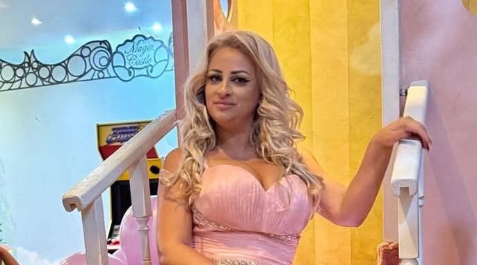 FOTO. Sânziana Buruiană își ALĂPTEAZĂ fiicele de ani de zile. ”Nu renunțăm momentan”