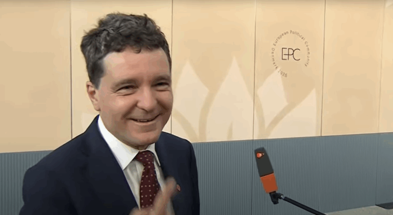 Nicușor Dan, engleza și dronele / Răspunsul parțial NEINTELIGIBIL al președintelui la întrebarea unui jurnalist care îl numește prim-ministru