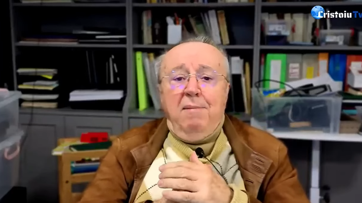 Cum își imaginează Ion Cristoiu armata TEFELIȘTILOR gândită de Moșteanu: cazarmă cu cafenele, în loc de bocanci, teneși, coafor și trotinete. Și asta nu e tot