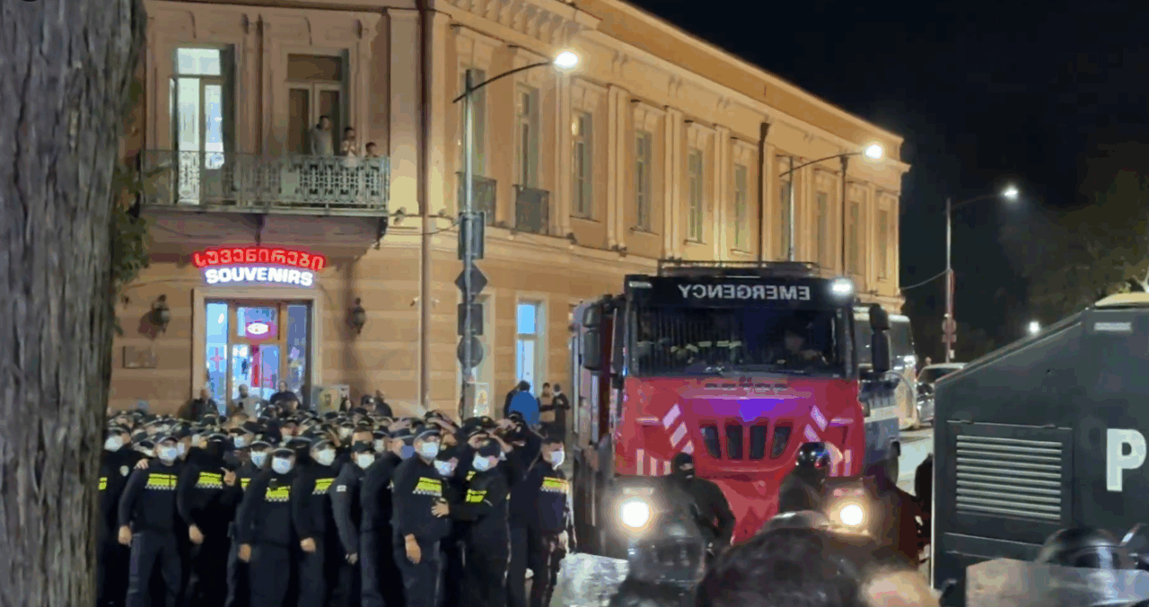 Zeci de mii de oameni au ieșit în stradă, la Tbilisi, pentru a PROTESTA în ziua alegerilor. Manifestanții au vrut să ia cu asalt palatul prezidențial