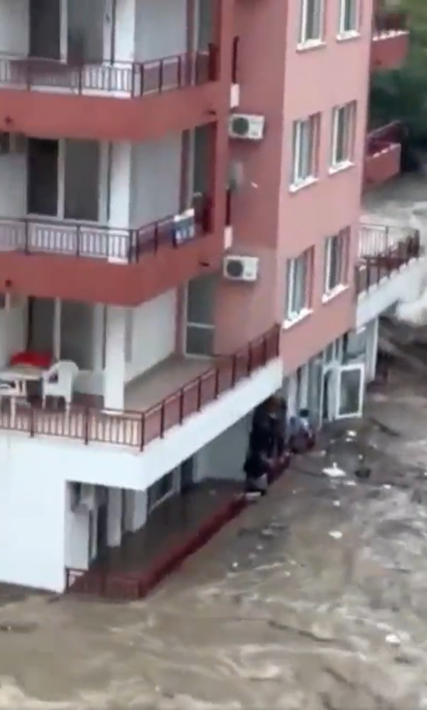 Inundații CATASTROFALE în Bulgaria, din cauza ciclonului. Cel puțin 3 morți și mii de sinistrați, în urma viiturilor