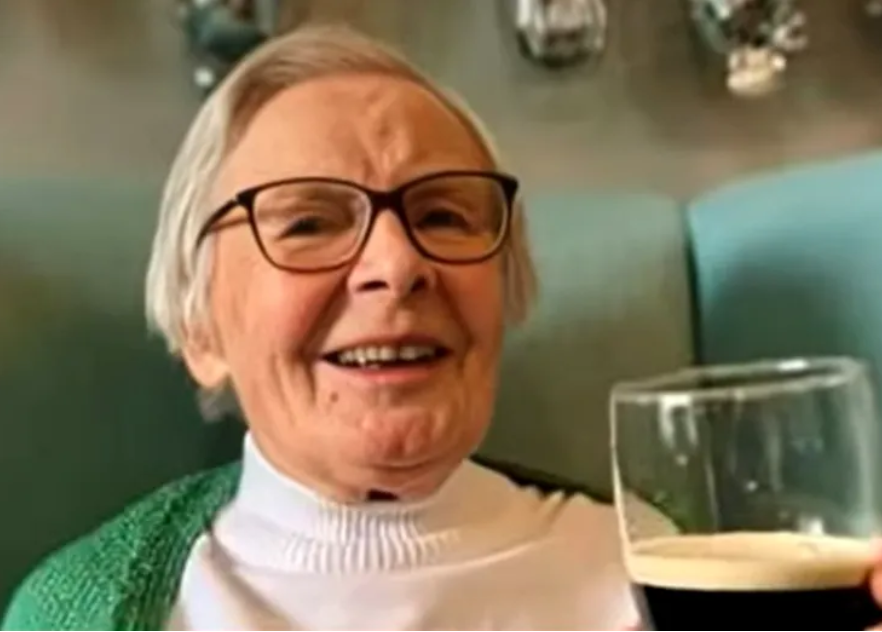 Kathleen Hennings, din Anglia, are 105 ani și dezvăluie secretele longevității sale. Deciziile care i-au marcat existența