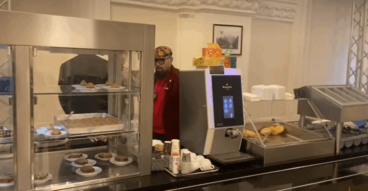 Piedone este invitat la masă, la restaurantul Parlamentului, pe care l-a închis când era șef la ANPC