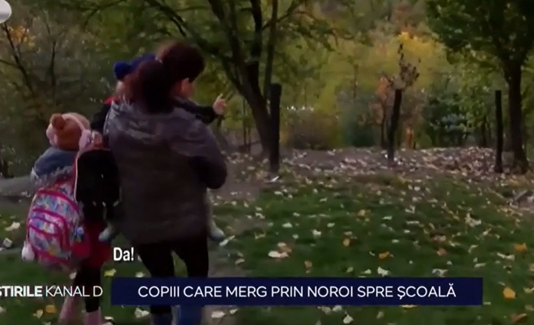 Andreea și Antonio merg în fiecare zi câte 4 Km prin noroi, până la școală. Povestea înduioșătoare a celor doi copii din Dâmbovița