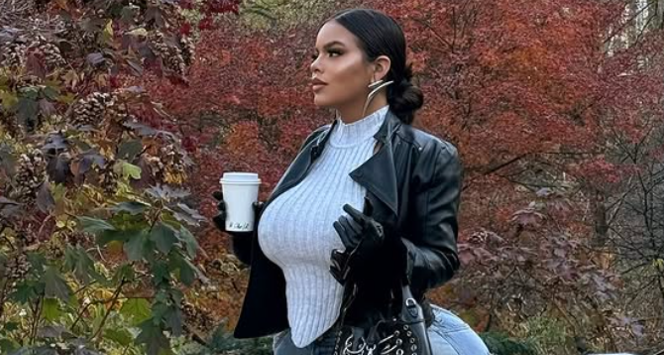 Cine este și cum arată tânăra care este nevoită să cumpere două bilete de avion pentru a încăpea: „E natural?”