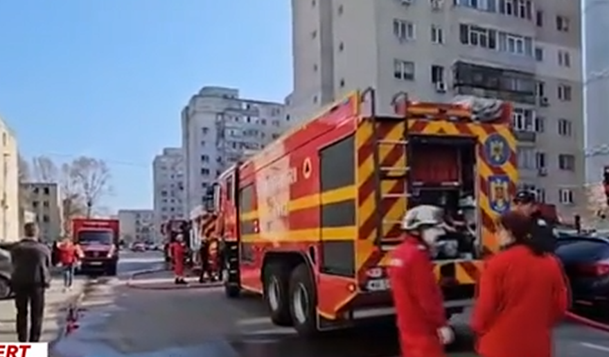 Explozie la un bloc din Bistriţa. Un bărbat de 77 de ani a fost rănit, iar ceilalţi oameni s-au autoevacuat