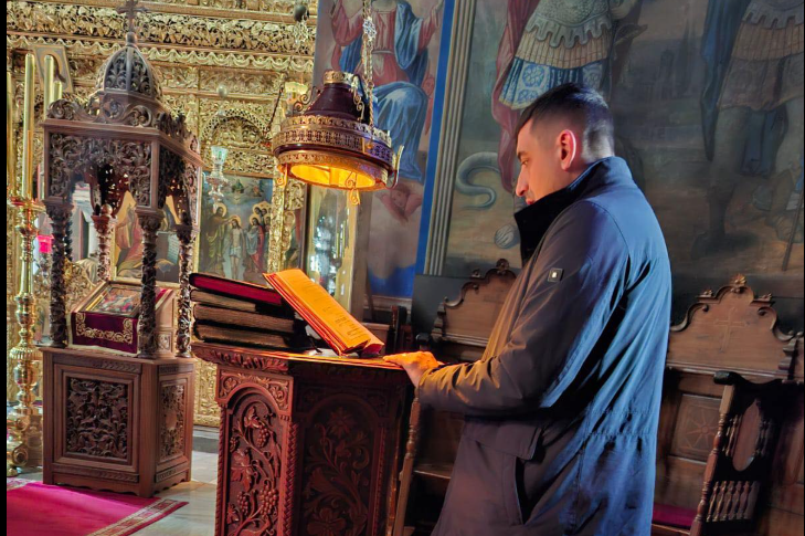 George Simion face rugăciuni la Muntele Athos: „Ajută-ne, Doamne”