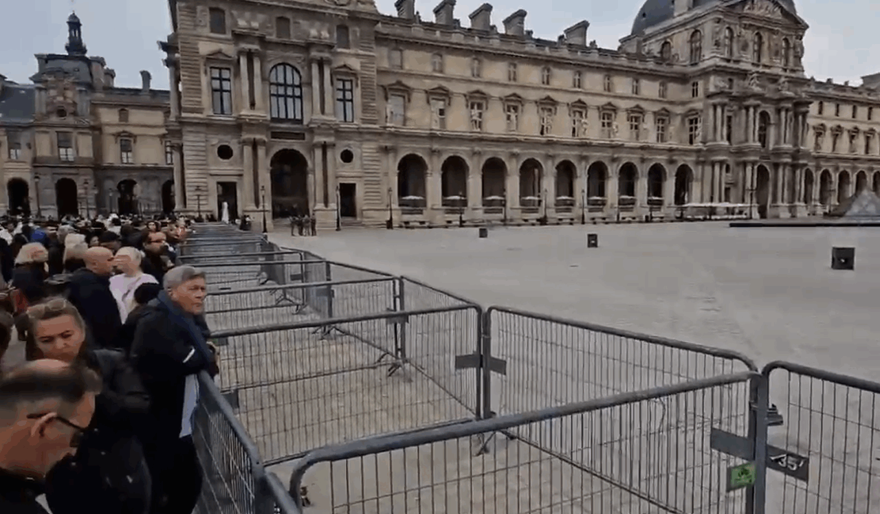 Muzeul Luvru din Paris, închis azi după un jaf: „Nu există victime”. Ce au furat hoții