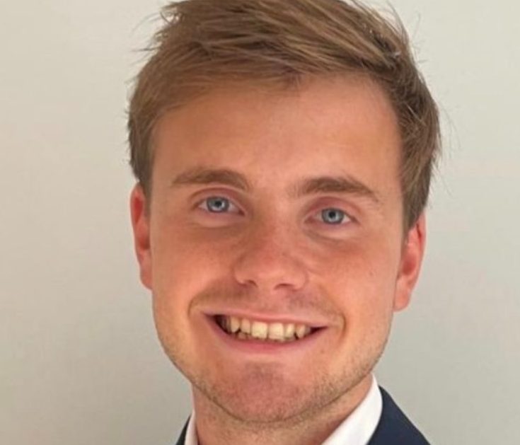 Donator misterios oferă o recompensă de 100.000 de lire sterline pentru a găsi un student care a dispărut de acasă, după o petrecere, acum doi ani