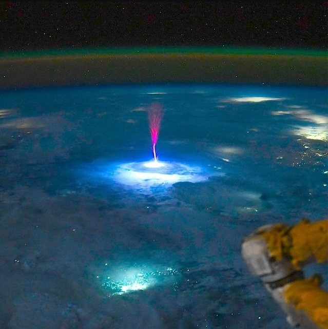 Ce fenomen rar a apărut pe cer. Fulgere roșii surprinse în imagini