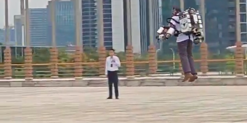 Ce mai inventează chinezii? Pentru că nu mai fac față cu traficul, dezvoltă dispozitive personale de zbor