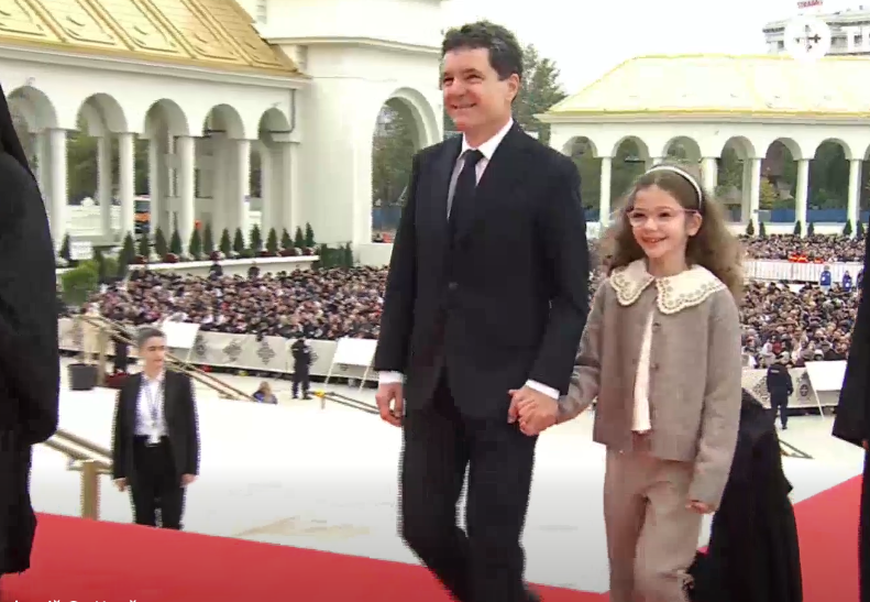 Nicușor Dan participă la Sfințirea Picturii Catedralei Mântuirii Neamului. A venit însoțit de familie