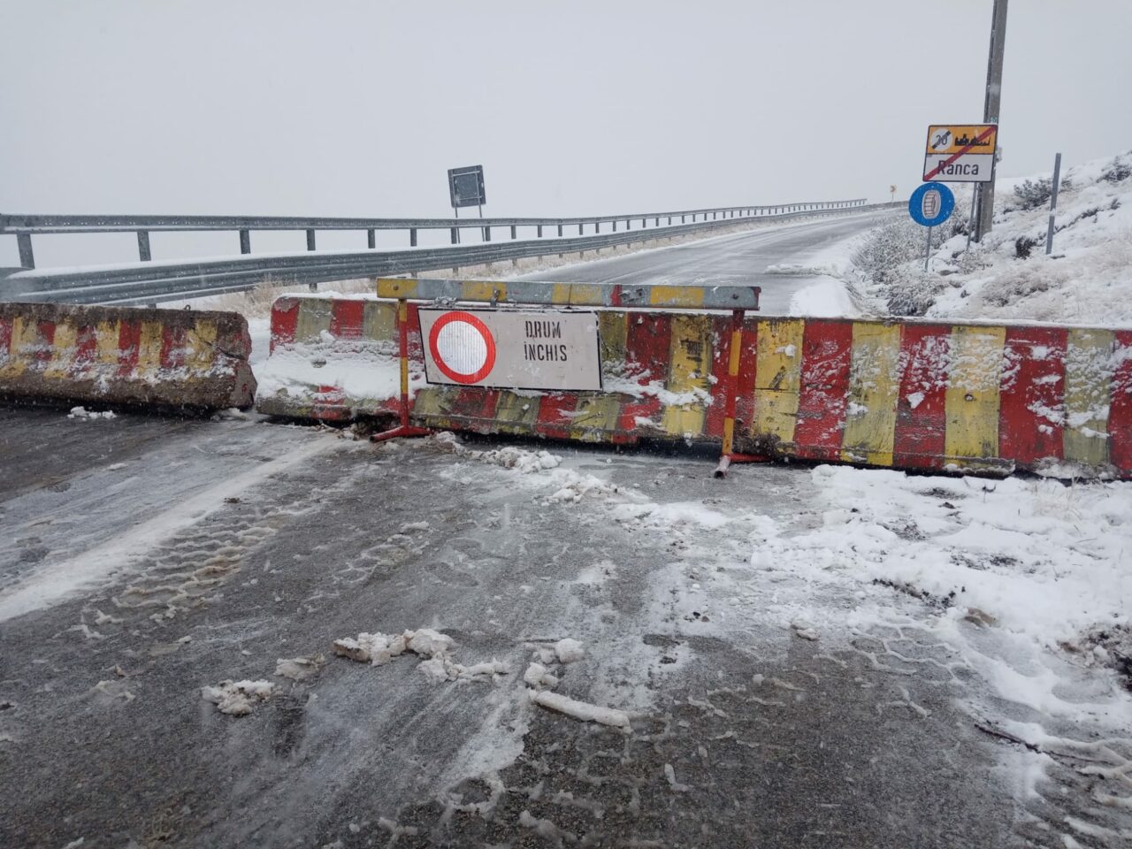 Transalpina se închide din nou din cauza zăpezii depuse pe carosabil, între localitățile Rânca și Obârșia Lotrului