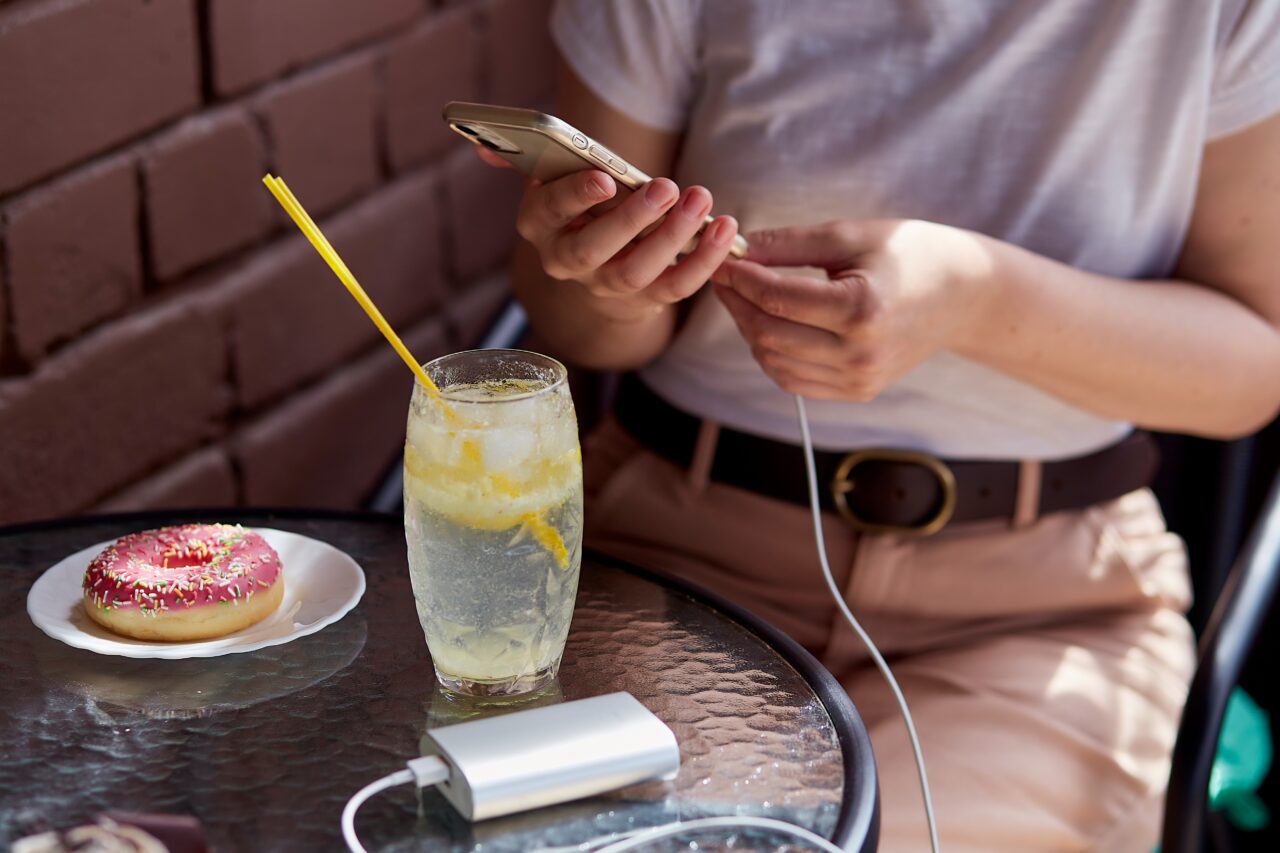 Vrei să-ți încarci telefonul într-un loc public? PLĂTEȘTE! Cât a ajuns să achite unui restaurant pentru ca i-a „murit” bateria