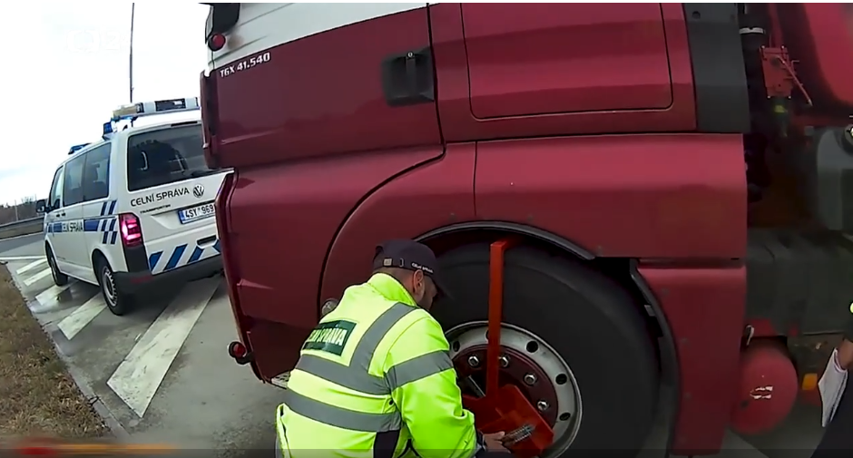 TIR românesc, blocat de polițiști timp de 6 zile pe o autostradă pentru neplata unei AMENZI uriașe. Care era suma și de ce fusese sancționat șoferul