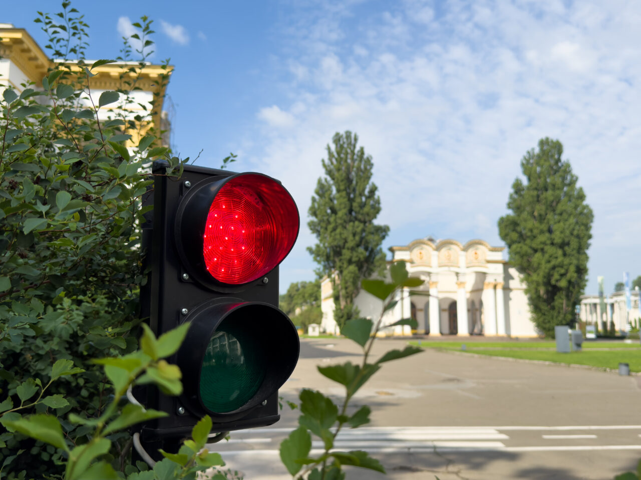 Intersecția care i-a înnebunit pe șoferi: semaforul stă 11 minute pe culoarea roșie. Autoritățile cunosc problema, dar nu o rezolvă