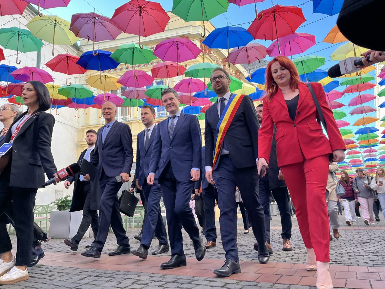 Gafa de protocol de la Timișoara, a lui Nicușor Dan, nu a fost singurul moment amuzant. O plimbare banală a președintelui a încins internetul. Cum a fost surprins