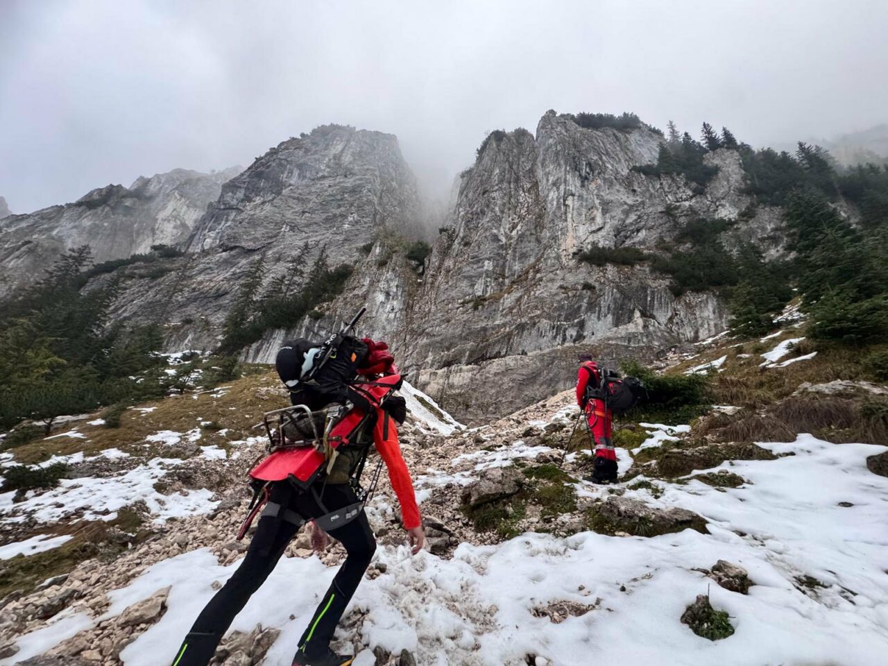 Doi turiști din Miercurea Ciuc, recuperați după 10 ore după ce au au rămas BLOCAȚI pe traseul din Vârful Ascuțit spre Plaiul Foii