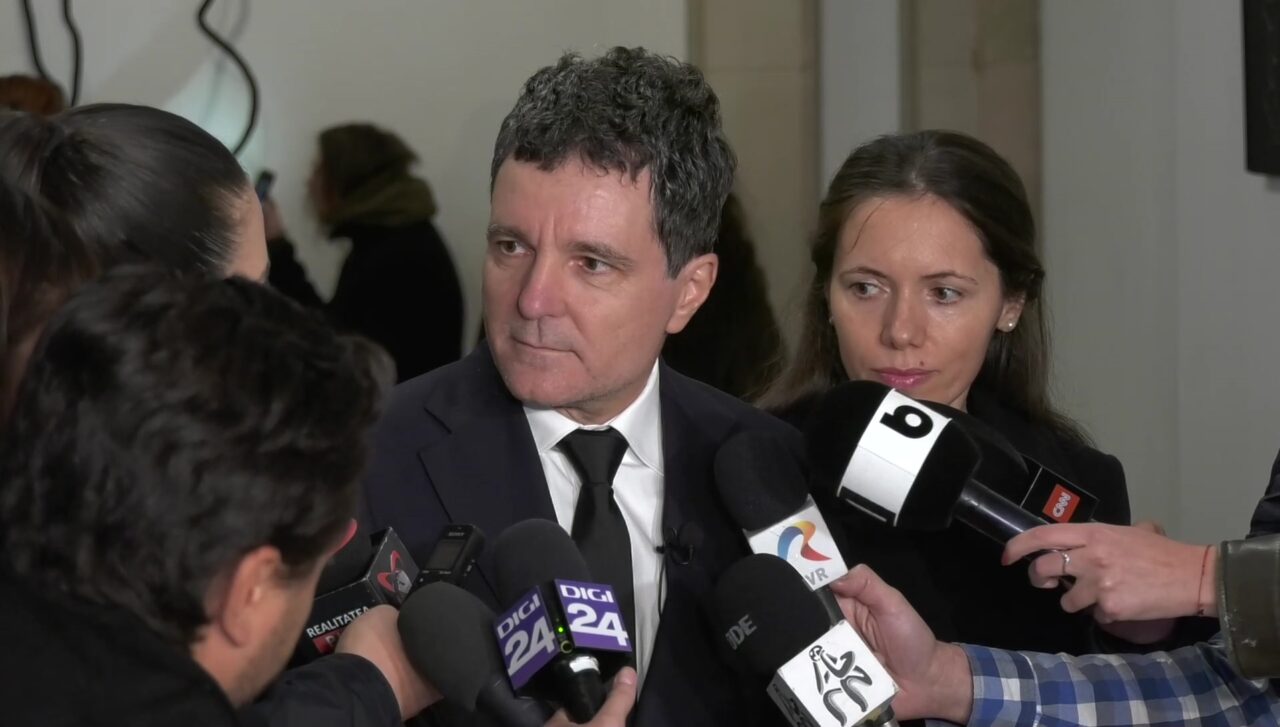 Nicușor Dan pleacă în timpul interviului, afectat de întrebările unui reporter. „Vorbim despre industriile creative” / „Și despre probleme românilor?”