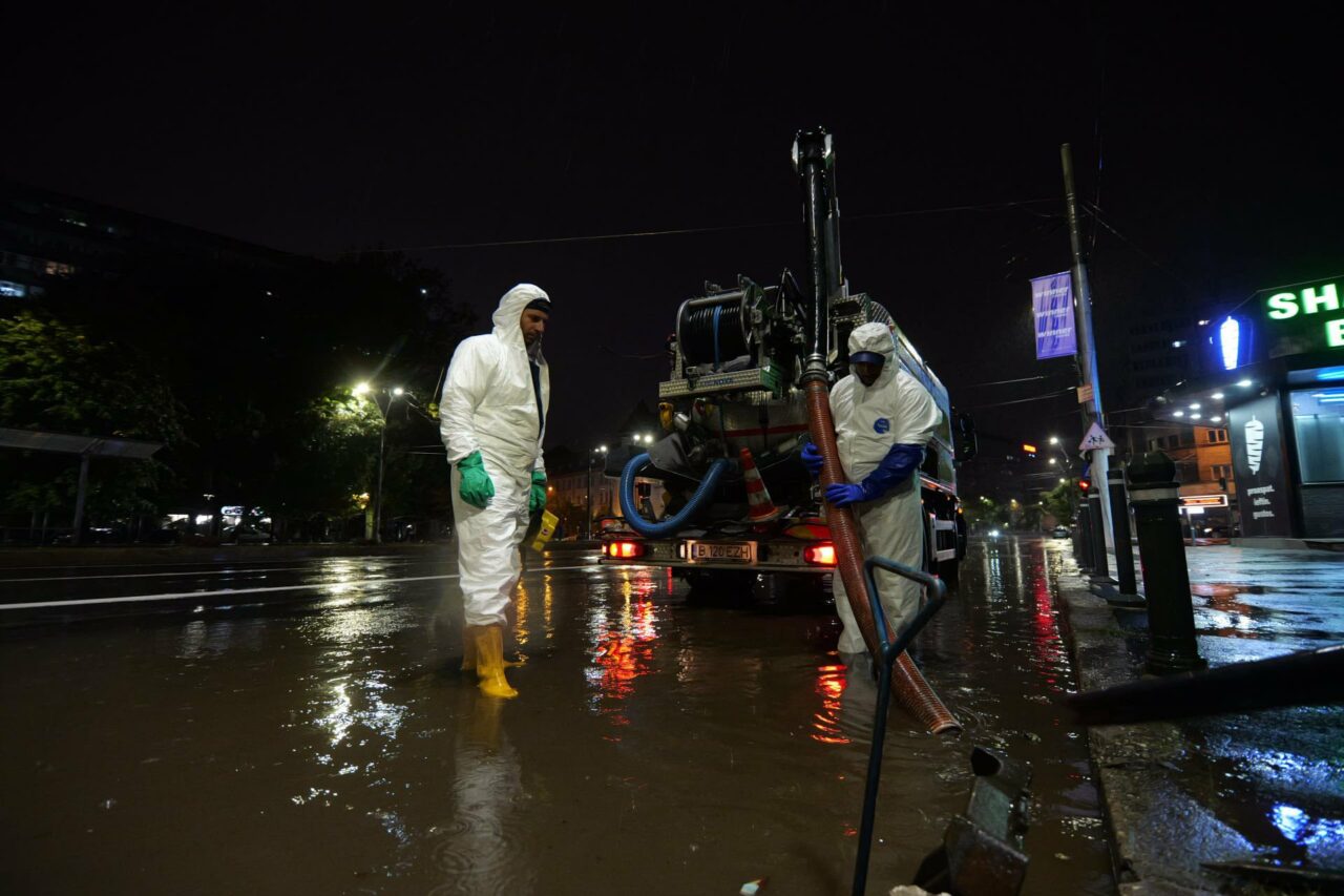 Ciclonul Barbara a cauzat PAGUBE semnificative în București și în județul Ilfov: Copaci căzuți și mai multe autoturisme afectate