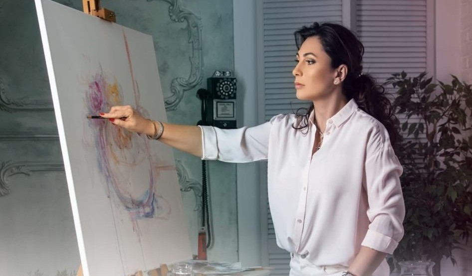 Loredana Popescu-Tăriceanu își expune la Oradea PICTURILE din seria „Lumini de flori”