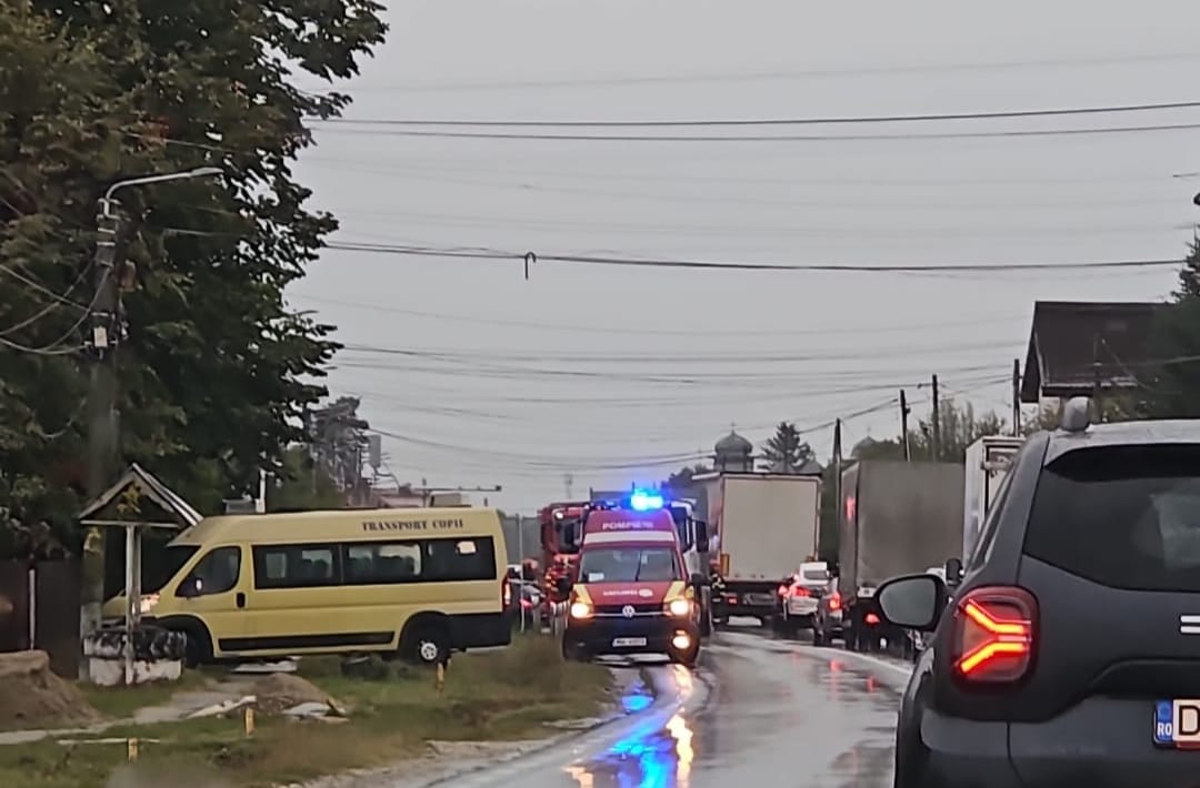 Accident cu un microbuz școlar, un camion și două autoturisme în Dâmbovița