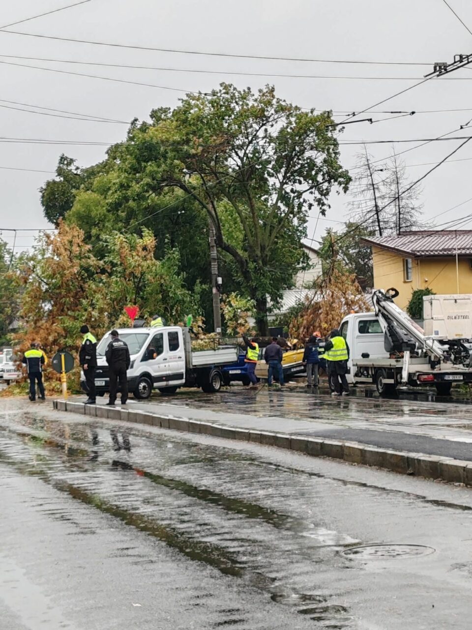 Mesaj pentru șoferii care au mașinile avariate după furtuna din București. Rareș Hopincă a anunțat procedura de obținere a despăgubirilor