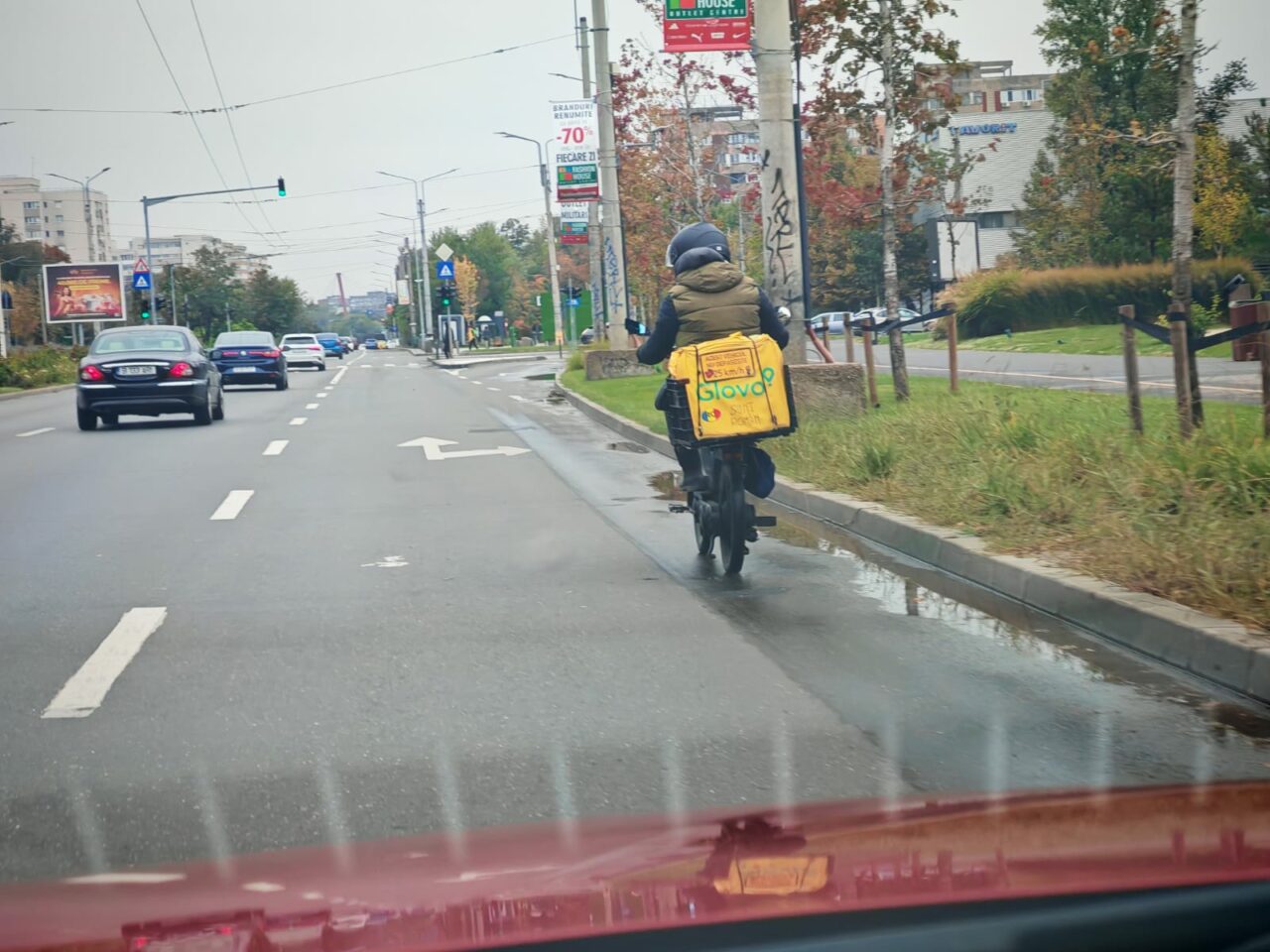 Ce au ajuns să scrie pe ghiozdane livratorii de la Glovo. O fac de teama rasismului