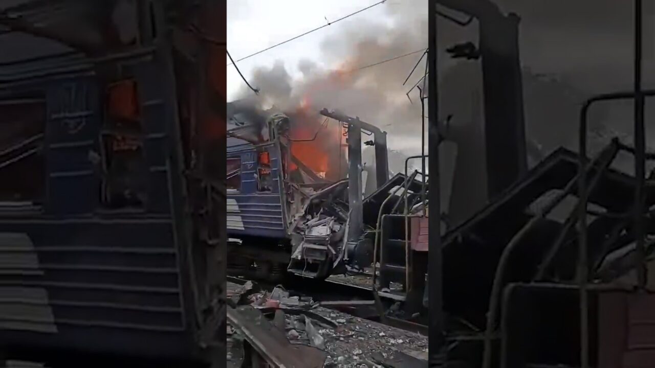 Rusia a LOVIT un tren de călători aflat într-o gară din regiunea ucraineană Sumî. Zeci de oameni au fost răniți