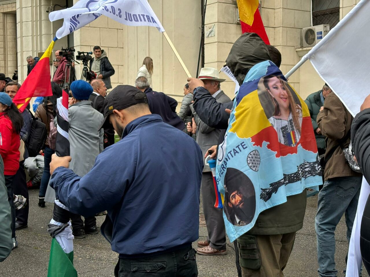 Circ în fața Parchetului General. Șoșoacă, așteptată de sute de susținători cu vuvuzele și pancarte