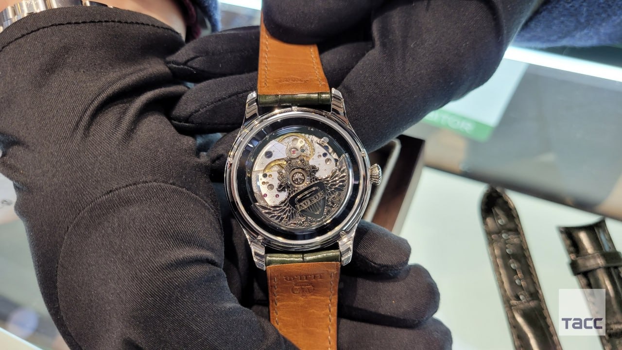 Firma care îi face mașina prezidențială lui Putin a lansat un ceas de lux în parteneriat cu Fabrica Imperială Peterhof. Cât COSTĂ bijuteria