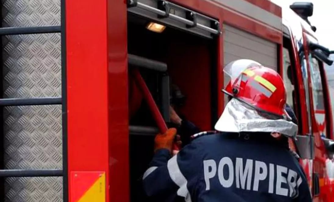 EXPLOZIE la o casă din Ulmi, din cauza unei centrale termice. Două persoane au ajuns la spital