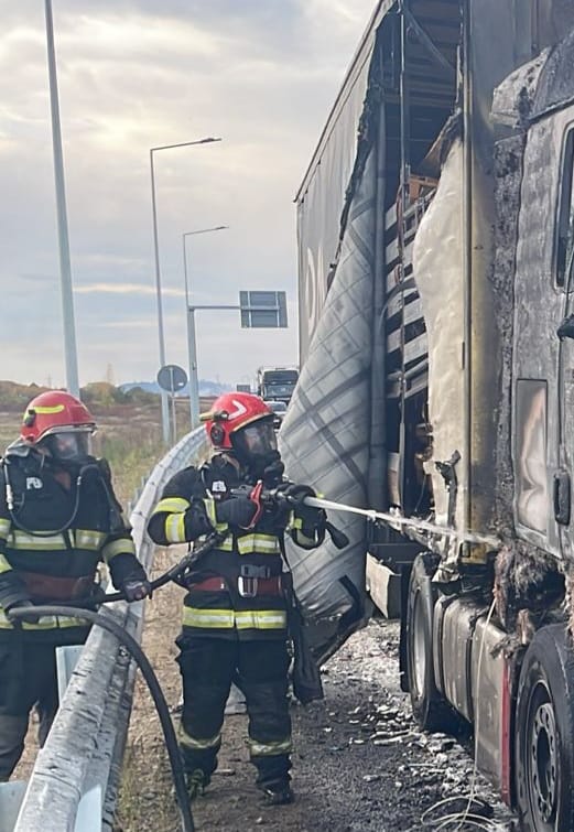 INCENDIU la un autocamion încărcat cu europaleți, în Beiuș