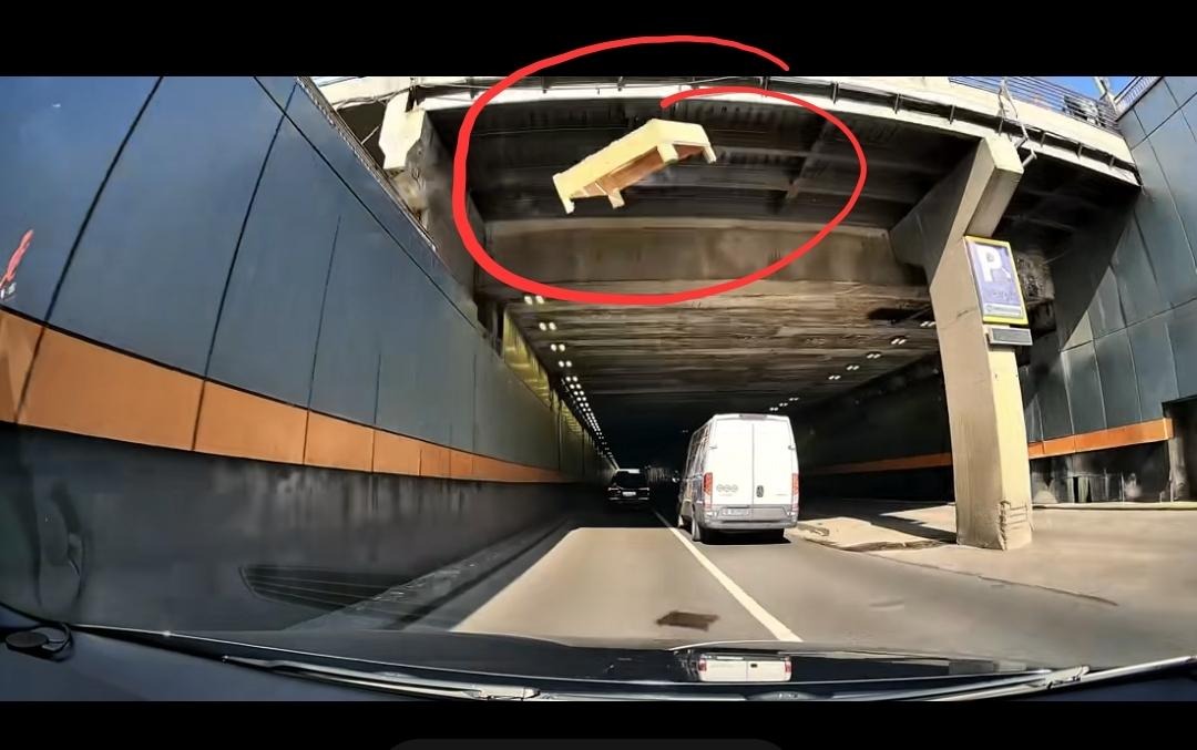 Atenție, șoferi. O femeie aruncă cu obiecte la intrarea în Pasajul Obor, direct pe mașinile aflate în mers