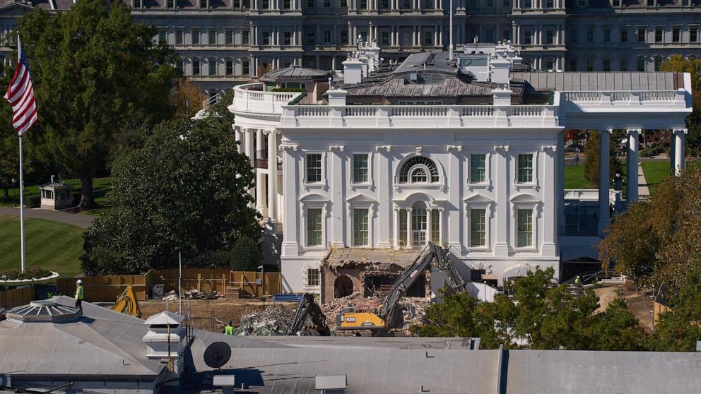 Casa Albă ironizează democrații, după ce l-au atacat pe Trump pe tema sălii de bal. Ce scandaluri au ajuns să fie postate pe situl oficial