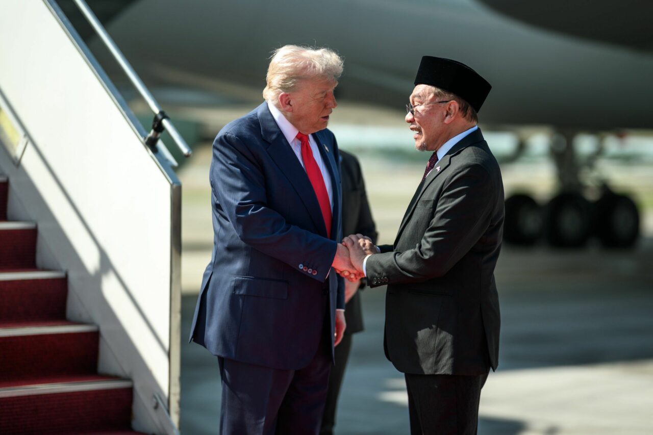 Imagini inedite de la primirea lui Donald Trump în Malaezia. A semnat acordul de pace între Cambodgia și Thailanda. Trump participă la Summitul ASEAN