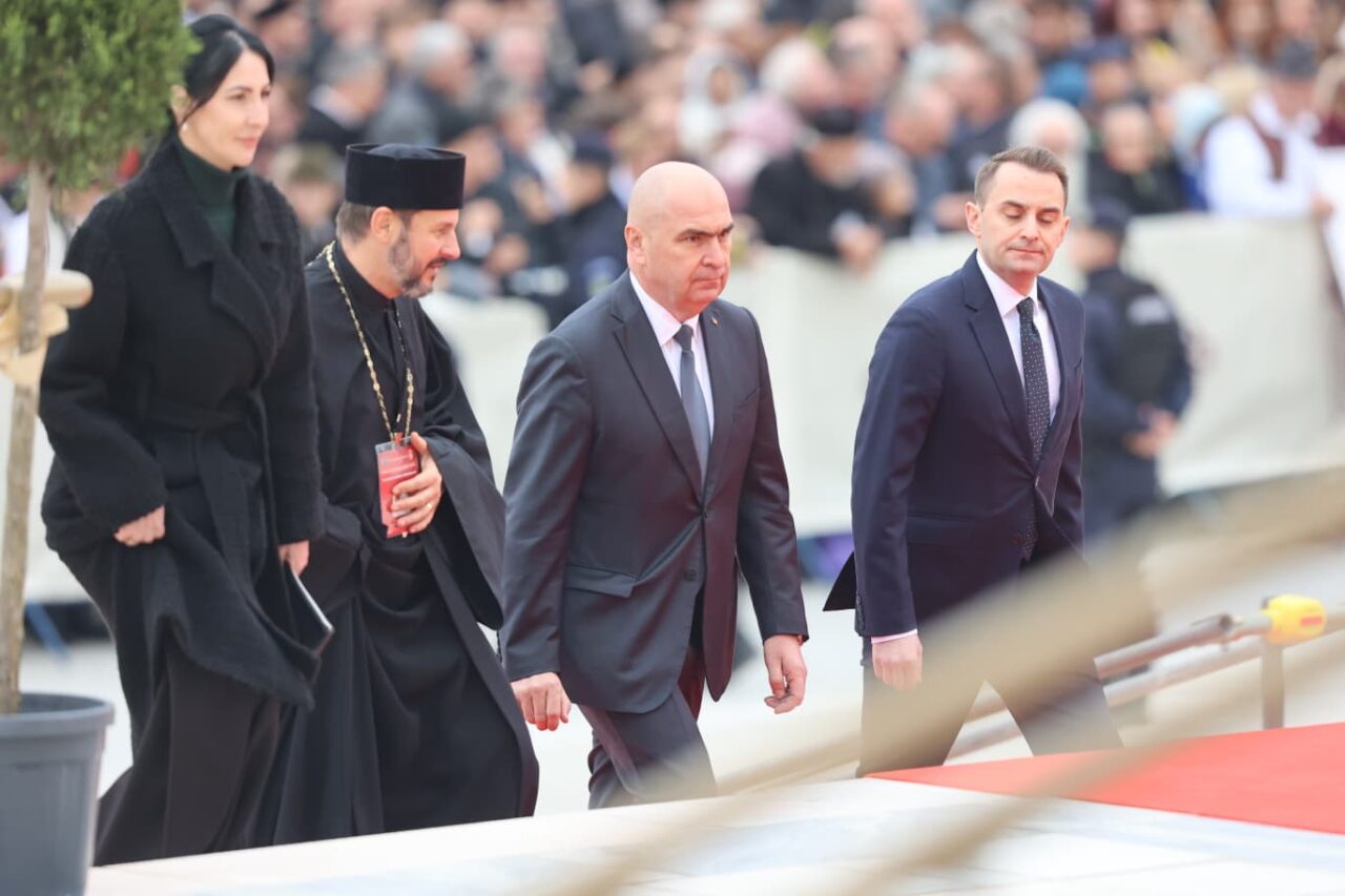 Ilie Bolojan participă la slujba de sfințire a picturii Catedralei Naționale. A venit însoțit de Mihai Jurca