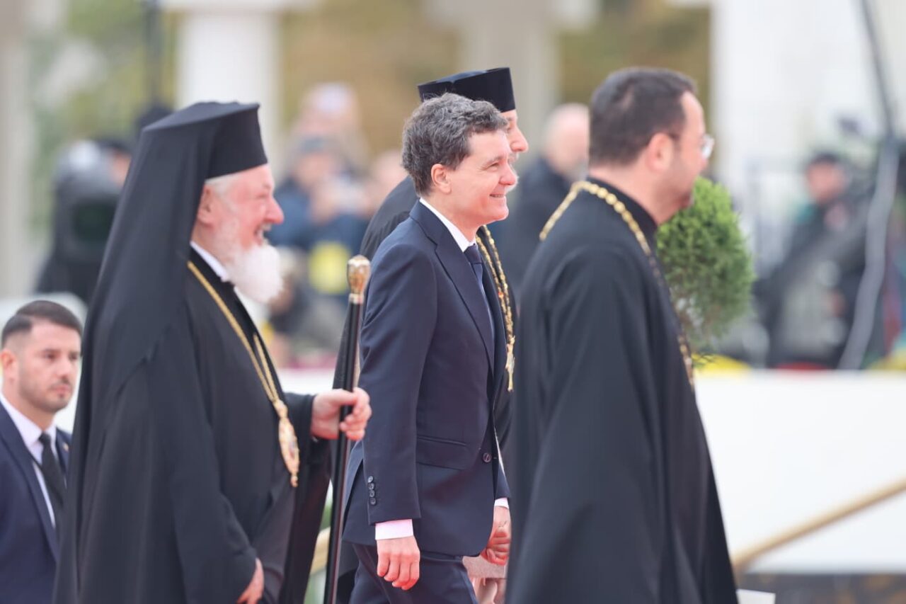 Nicușor Dan participă la Sfințirea Picturii Catedralei Mântuirii Neamului. A venit însoțit de familie