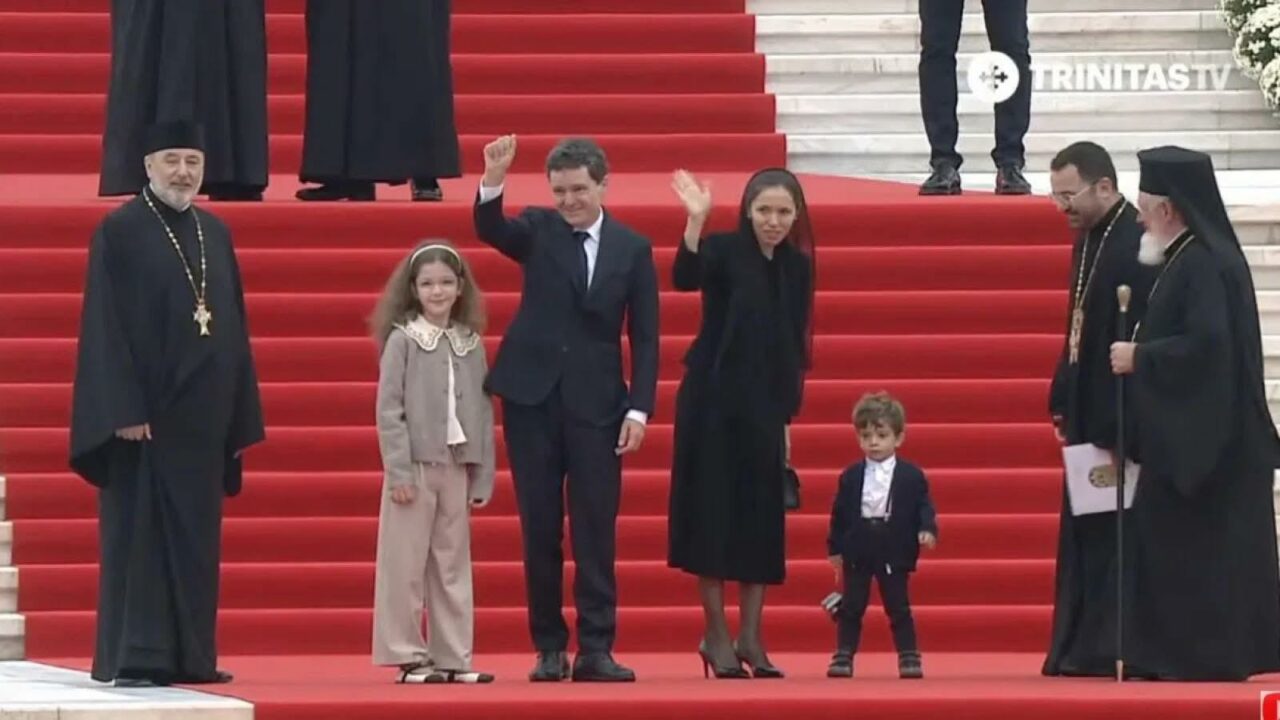 Momente inedite cu familia președintelui Nicușor Dan, la sfințirea Catedralei. Fiul cel mic a dat bătăi de cap Mirabelei Grădinaru