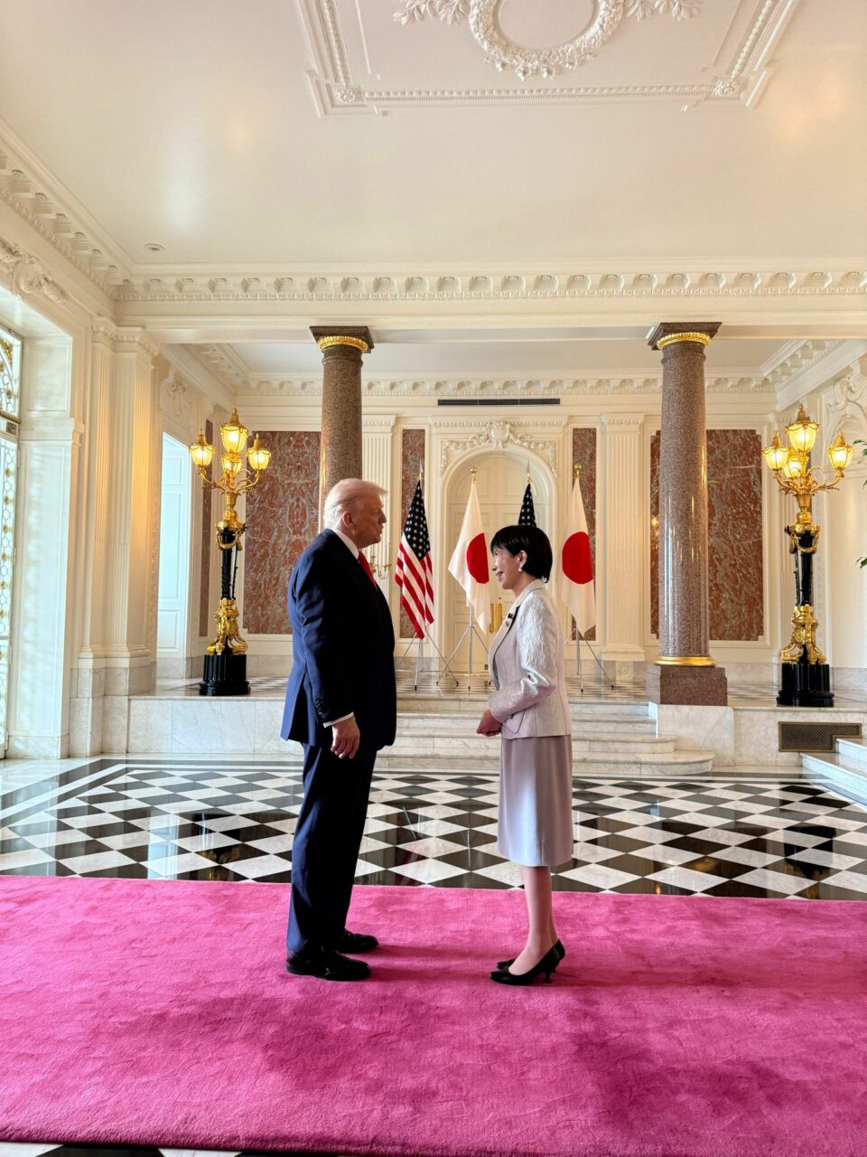 Prima femeie premier a Japoniei îl face pe Trump fericit: îi face cadou o trusă de golf. Urmărește primirea fastuoasă a Președintelui SUA în Tokyo