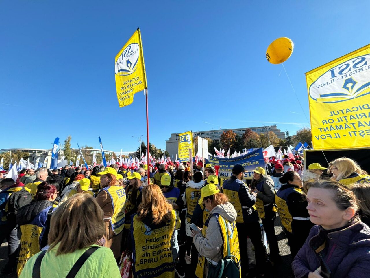 Mai mulți bărbați, aflați în aproprierea mitingului din Piața Victoriei, percheziționați de jandarmi. Un briceag și o lamă găsite asupra lor