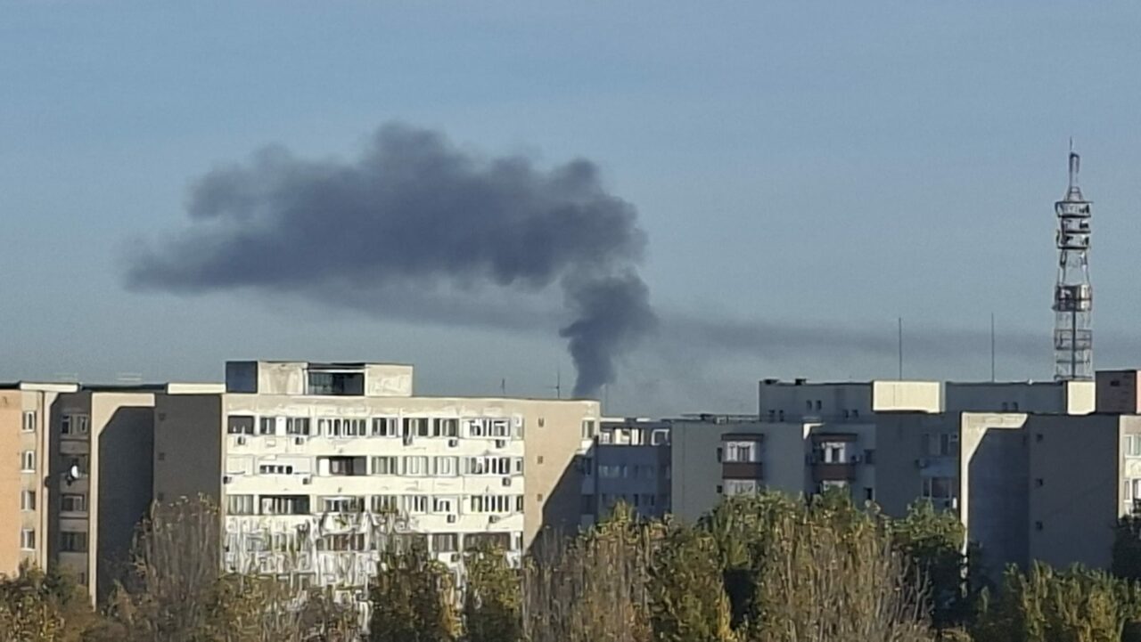 INCENDIU violent în București. O locuință din Sectorul 2, cuprinsă de flăcări. Fumul gros, vizibil de la km distanță
