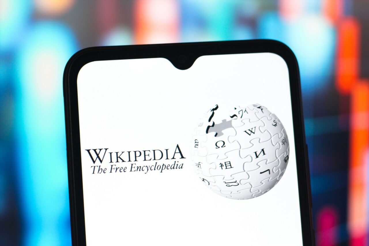 Cum arată Wikipedia în epoca ChatGPT: Editorii voluntari formează un bastion împotriva fenomenului „AI slop”