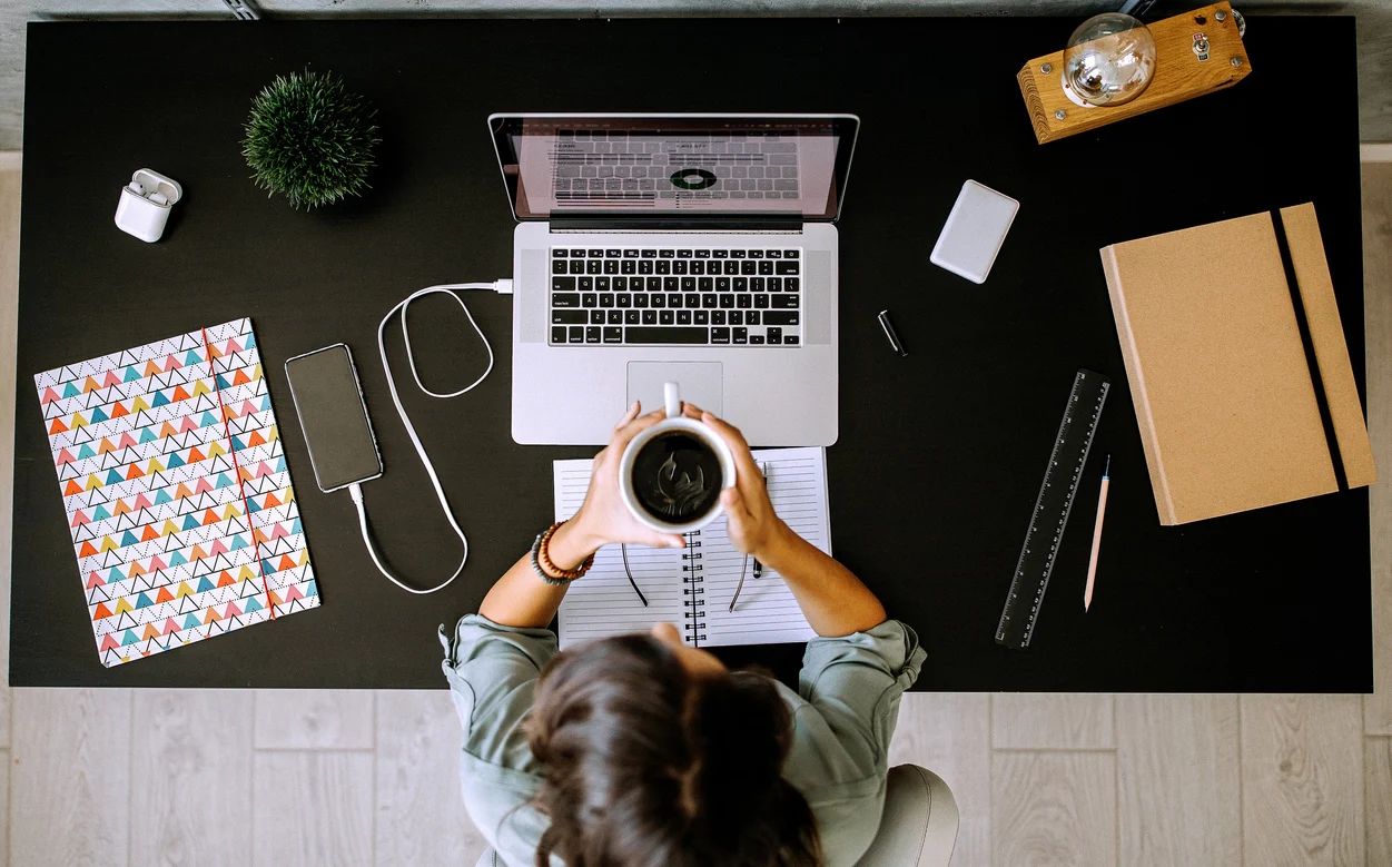 Părinții care au în întreținere copii cu handicap pot munci 8 zile/lună de acasă. Legea a fost promulgată de Nicușor Dan