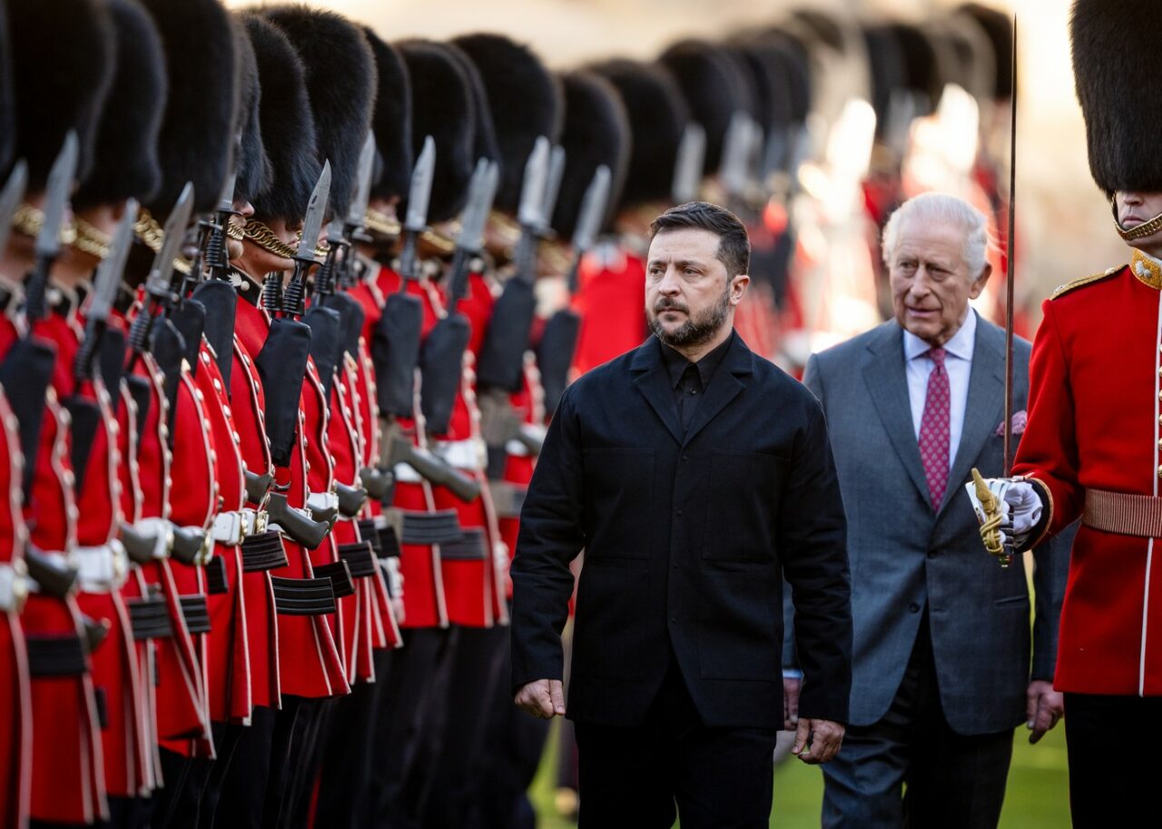 Zelenski este întâmpinat în Marea Britanie de către regele Charles al III-lea și Garda de Onoare, printr-o ceremonie regală cu fast