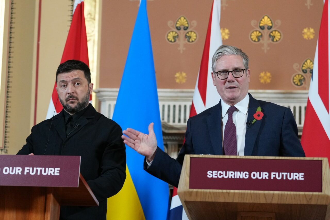 Premierul UK anunță că îi trimite lui Zelenski 5000 de rachete cu destinație multiplă. Liderul Ucrainei nu a obținut de la Trump rachetele Tomahawk