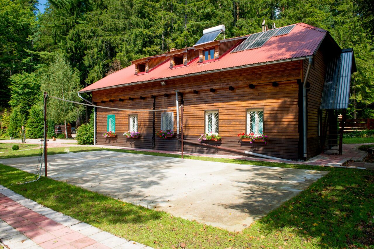 Ca să acopere pierderile uriașe, Romsilva își scoate cabanele pe platforme ca Booking, Airbnb, Expedia și Trip.com